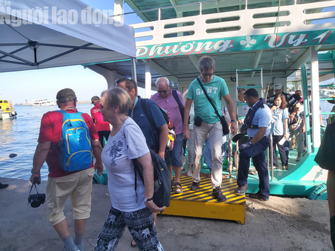 Tàu du lịch của Italia đưa hơn 2.000 khách đến Phú Quốc - Ảnh 2. Tàu du lịch của Italia đưa hơn 2.000 khách đến Phú Quốc - Ảnh 2.