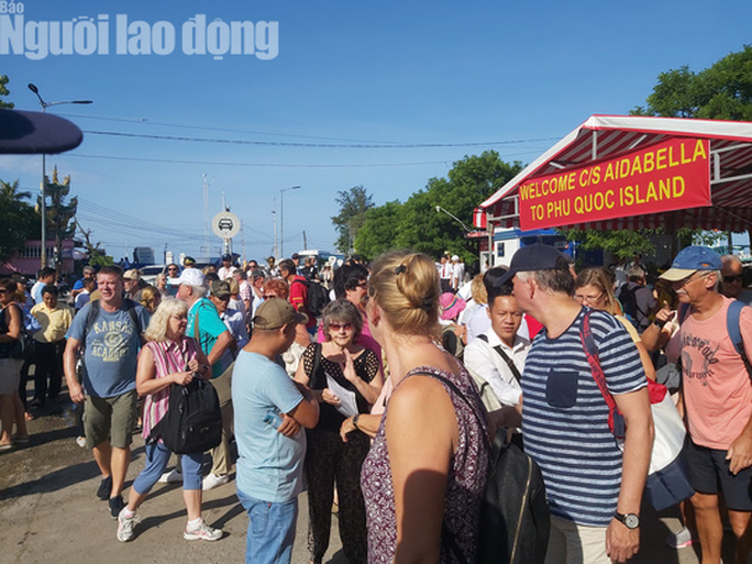 Tàu du lịch của Italia đưa hơn 2.000 khách đến Phú Quốc - Ảnh 3. Tàu du lịch của Italia đưa hơn 2.000 khách đến Phú Quốc - Ảnh 3.