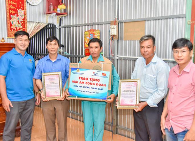 San sẻ với công nhân khó khăn - Ảnh 1. San sẻ với công nhân khó khăn - Ảnh 1.