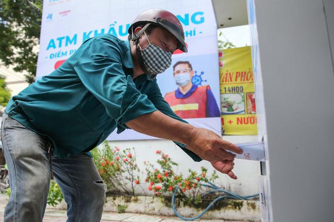 “ATM khẩu trang” miễn phí đầu tiên ở TP HCM vừa hoạt động - Ảnh 8. “ATM khẩu trang” miễn phí đầu tiên ở TP HCM vừa hoạt động - Ảnh 8.