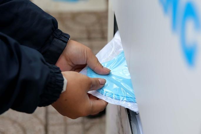 “ATM khẩu trang” miễn phí đầu tiên ở TP HCM vừa hoạt động - Ảnh 5. “ATM khẩu trang” miễn phí đầu tiên ở TP HCM vừa hoạt động - Ảnh 5.