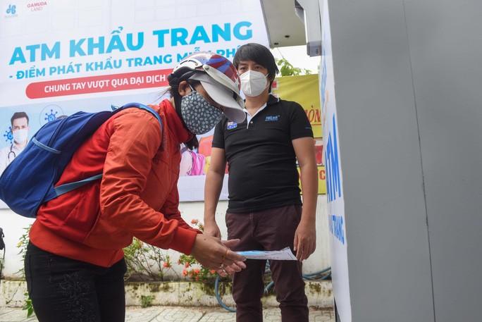 “ATM khẩu trang” miễn phí đầu tiên ở TP HCM vừa hoạt động - Ảnh 4. “ATM khẩu trang” miễn phí đầu tiên ở TP HCM vừa hoạt động - Ảnh 4.