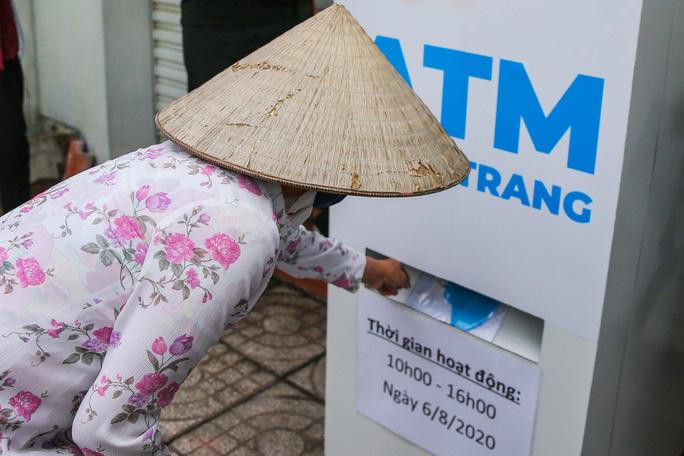 “ATM khẩu trang” miễn phí đầu tiên ở TP HCM vừa hoạt động - Ảnh 1. “ATM khẩu trang” miễn phí đầu tiên ở TP HCM vừa hoạt động - Ảnh 1.