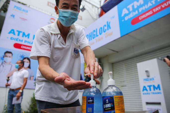 “ATM khẩu trang” miễn phí đầu tiên ở TP HCM vừa hoạt động - Ảnh 3. “ATM khẩu trang” miễn phí đầu tiên ở TP HCM vừa hoạt động - Ảnh 3.