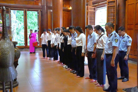 Thứ trưởng Phan Thị Thắng và đoàn công tác Bộ Công Thương dâng hương tưởng niệm các anh hùng liệt sĩ tại Nghệ An