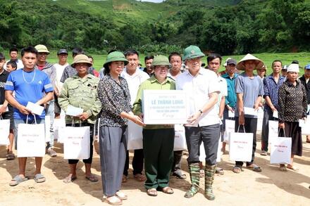 Phó Thủ tướng Lê Thành Long  thăm, động viên người dân vùng lũ Sơn La