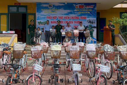 Trao hàng chục xe đạp đến học sinh khó khăn vùng biên giới biển ở Quảng Trị
