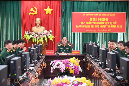Gần 400 cán bộ, chiến sĩ An Giang học AI để trở thành 'quân nhân số'