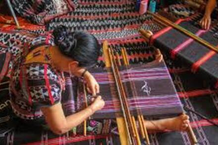 Dệt Dèng: Từ trang phục bản địa đến sàn diễn và sản phẩm du lịch