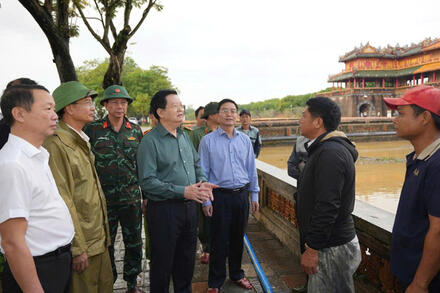 Phó Thủ tướng Chính phủ Mai Văn Chính kiểm tra khắc phục mưa lũ ở Huế