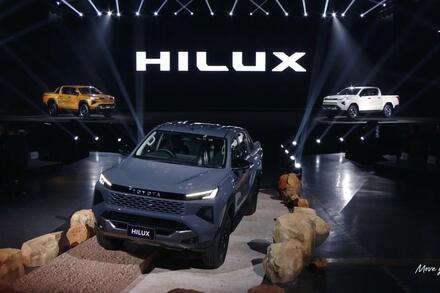 Toyota Hilux 2026 ra mắt: Ngoại thất cơ bắp, nội thất ‘xịn’ như Prado