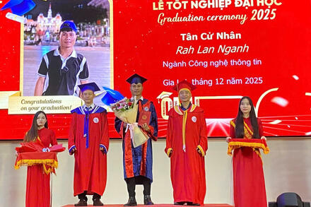 Trường Đại học Quy Nhơn trao bằng tốt nghiệp đợt 2 cho 603 sinh viên