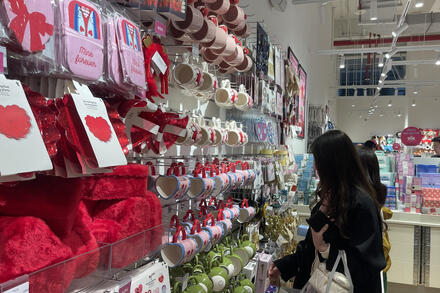 Thị trường hoa tươi, quà tặng ‘tăng nhiệt’ ngày Quốc tế Phụ nữ 8/3