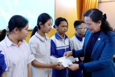 Thăm, tặng quà cho trẻ em có hoàn cảnh khó khăn tại Hưng Yên