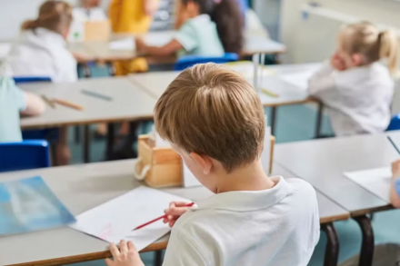 Trẻ mẫu giáo tại Anh giảm mạnh