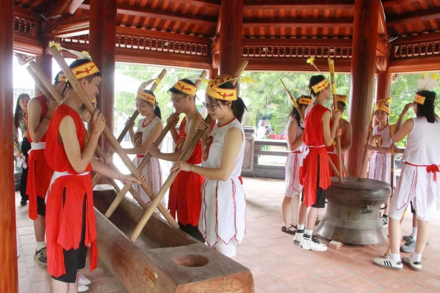 Trình diễn trống đồng, đâm đuống ‘hút’ khách tại Đền Hùng