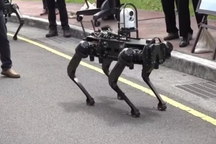 Đài Loan ra mắt 'chó robot' có vũ trang