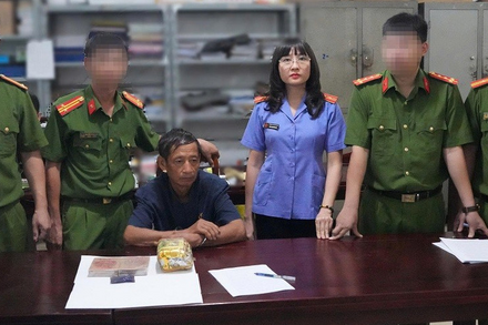 Bắt giữ đối tượng mang theo 2 bánh heroin, 1kg ma túy đá