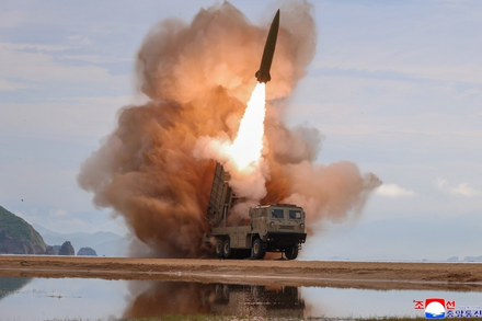 Ông Kim Jong Un trực tiếp giám sát thử nghiệm loạt vũ khí mới