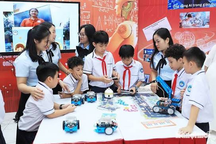 Học sinh Hà Nội vào vai kỹ sư robot trong trại hè miễn phí
