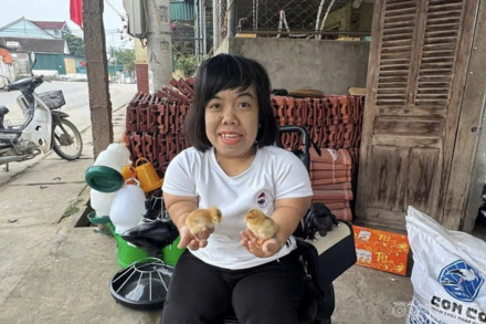 Cô gái ngồi xe lăn miệt mài trao sinh kế cho những người cùng cảnh ngộ