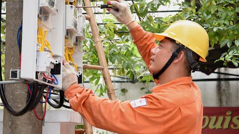 Lắp đặt công tơ điện tử đo xa, hướng tới sự hài lòng của khách hàng