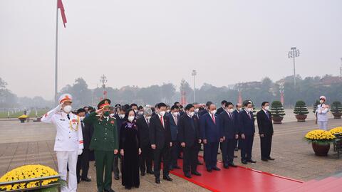 Lãnh đạo Đảng, Nhà nước và các đại biểu Quốc hội vào lăng viếng Chủ tịch Hồ Chí Minh trước khai mạc Kỳ họp bất thường thứ Nhất Quốc hội khoá XV