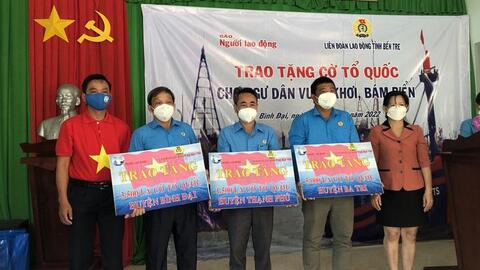 Trao 10.000 lá cờ Tổ quốc cho ngư dân Bến Tre