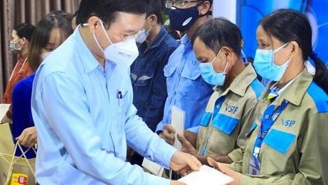 Thường trực Ban Bí thư Võ Văn Thưởng trao quà Tết cho công nhân