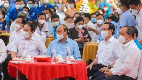 Chủ tịch nước Nguyễn Xuân Phúc vui Tết cùng công nhân Thành phố Hồ Chí Minh
