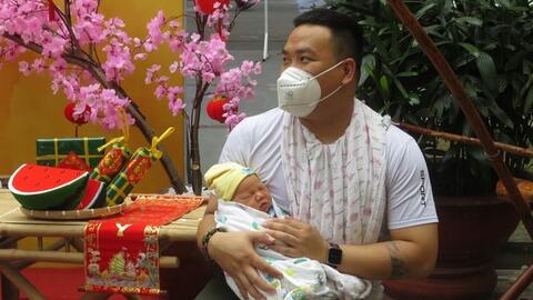 Mang "mùa xuân hạnh phúc nhất" vào bệnh viện