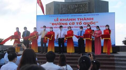 Rực rỡ Đường cờ Tổ quốc trên tuyến phố đắc địa nhất Bình Định