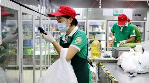 Phong tỏa Thượng Hải: Từ hoảng loạn mua sắm đến bán khóa học sinh tồn