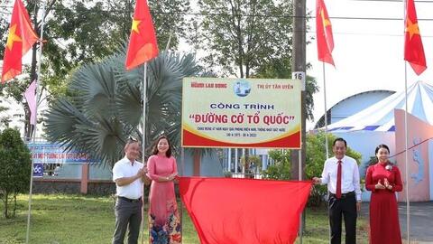 Trao tặng cờ và khánh thành "Đường cờ Tổ quốc" tại Bình Dương