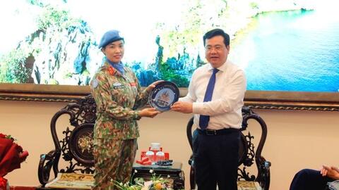 Nữ sĩ quan "mũ nồi xanh" trình diễn thời trang trên cây cầu lịch sử