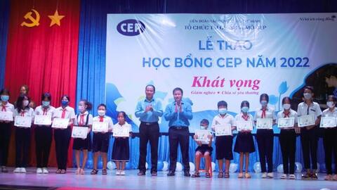 Quỹ CEP trao học bổng cho con người lao động nghèo tại Bình Dương