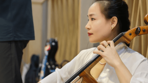 Cello Đinh Hoài Xuân say mê tập luyện cùng dàn nhạc Bucharest Symphony Orchestra
