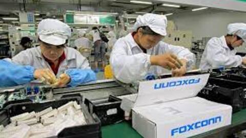 Foxconn chứng kiến doanh thu giảm hơn 30%