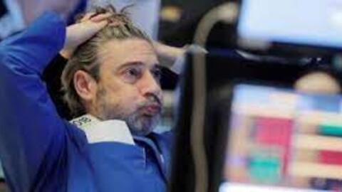 Dow Jones quay đầu giảm 300 điểm khi Fed báo hiệu sẽ tiếp tục nâng lãi suất