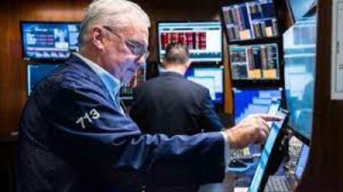 Dow Jones giảm 350 điểm khi nỗi lo về ngành ngân hàng trỗi dậy