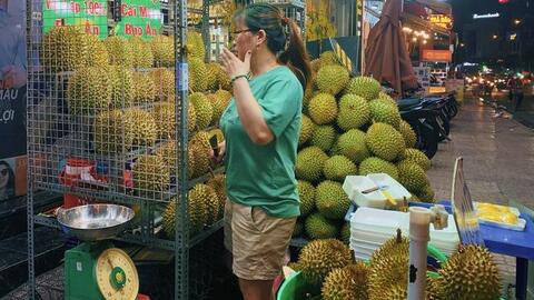 Sầu riêng ế khách, bán cả ngày chỉ có vài người hỏi mua