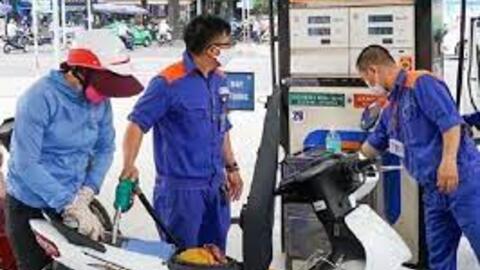 Giữ giá xăng, tăng giá dầu