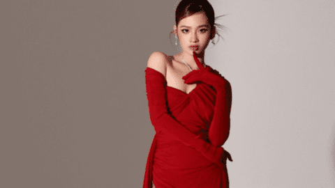 “Mẫu nhí” Bảo Hà diện đầm xẻ sâu, khoe vai trần