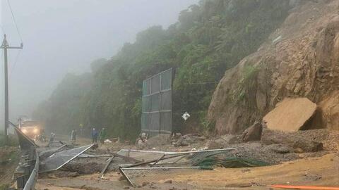 Đèo Hải Vân sạt lở do mưa lớn,  người dân Đà Nẵng lo lụt lịch sử lặp lại