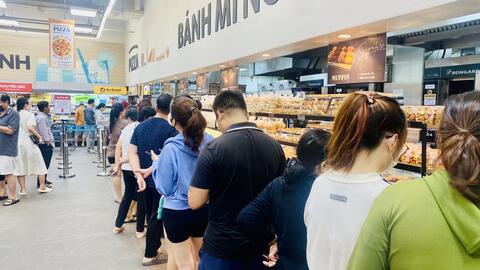 Xếp hàng rồng rắn chờ mua bánh custard, siêu thị giới hạn chỉ mua 2 hộp/người
