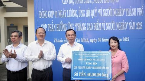 Thành ủy TP HCM ủng hộ Quỹ “Vì người nghèo” thành phố 400 triệu đồng