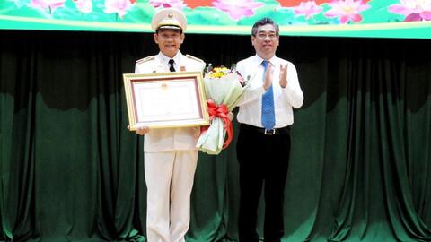 Thiếu tướng Đinh Thanh Nhàn nhận Huân chương Chiến công hạng Ba