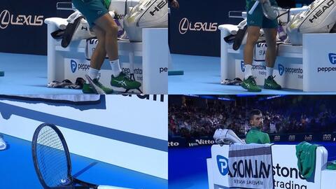 Djokovic mở màn vất vả ở ATP Finals với cú đạp gẫy 2 cây vợt