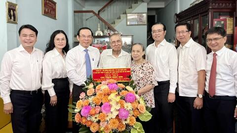 Bí thư Thành ủy TP HCM Nguyễn Văn Nên thăm nhà giáo tiêu biểu
