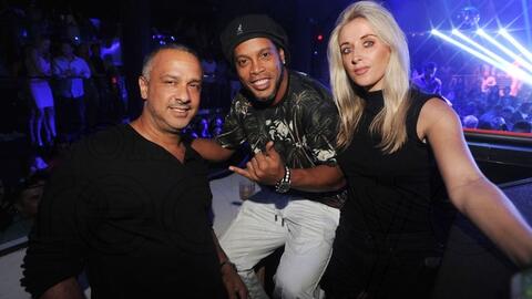 Ronaldinho gần như sạch túi, nợ hàng triệu USD